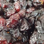 کلوزآپ خرمای خنیزی تازه جم در نمای نزدیک